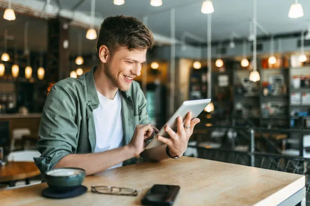 Студент работает за ноутбуком